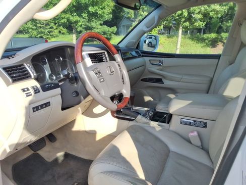 Used 2013 Lexus LX 570 4WD w/ Luxury Pkg image 26
