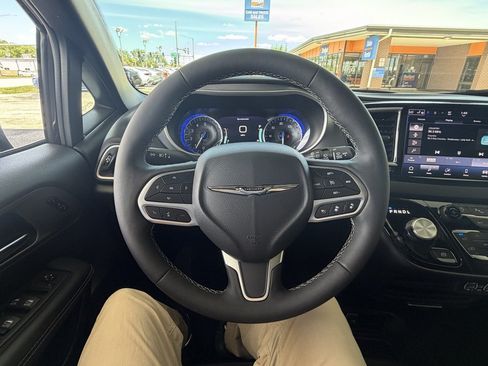 Used 2025 Chrysler Pacifica Select FWD image 11