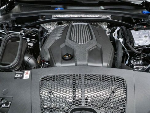 New 2026 Porsche Macan Turbo AWD/4WD image 36