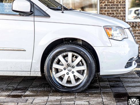 Used 2015 Chrysler Town & Country Touring image 10