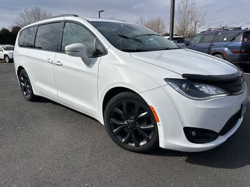 Used 2018 Chrysler Pacifica Limited w/ Advanced Safetytec Group image 2
