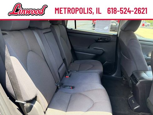 Used 2024 Toyota Highlander LE AWD/4WD image 12