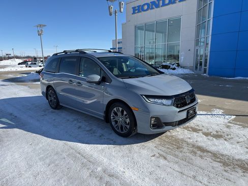 Used 2025 Honda Odyssey Touring image 3