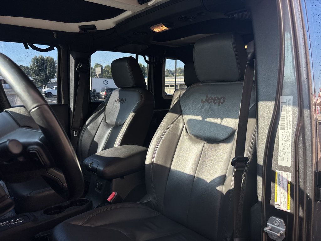 Used 2017 Jeep Wrangler Unlimited Rubicon w/ Connectivity Group AWD/4WD image 9