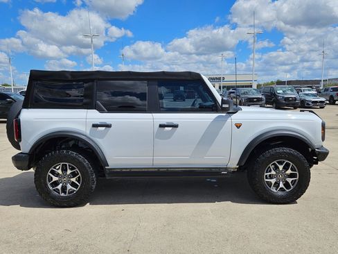 Used 2021 Ford Bronco Badlands image 2