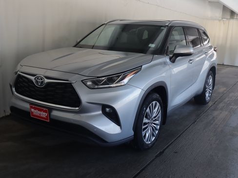 Used 2023 Toyota Highlander Limited image 16