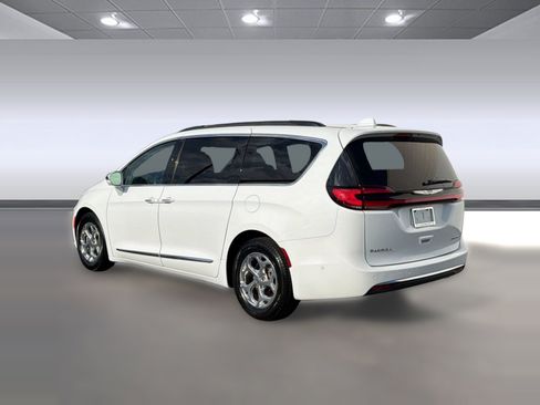 Used 2022 Chrysler Pacifica Limited FWD image 3