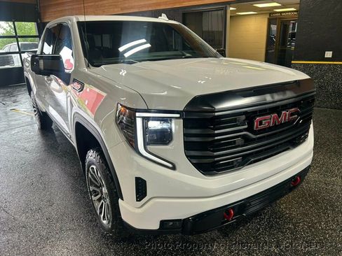 Used 2022 GMC Sierra 1500 AT4 w/ AT4 Preferred Package AWD/4WD image 8