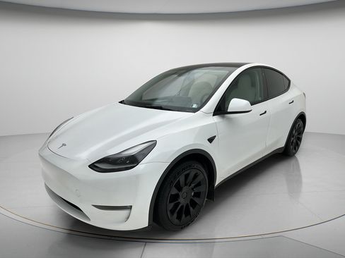 Used 2023 Tesla Model Y AWD image 3
