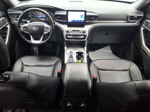 Used 2021 Ford Explorer XLT w/ Equipment Group 202A image 8