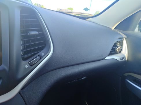 Used 2018 Jeep Cherokee Limited image 15