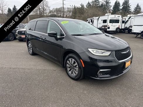 Used 2023 Chrysler Pacifica Touring-L FWD image 4