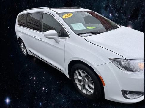 Used 2020 Chrysler Pacifica Touring-L image 2