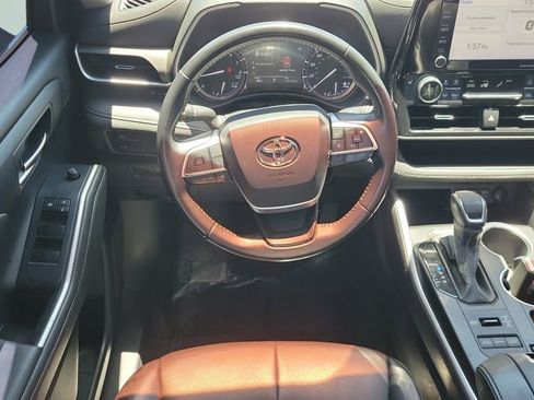 Used 2022 Toyota Highlander XLE AWD/4WD image 15
