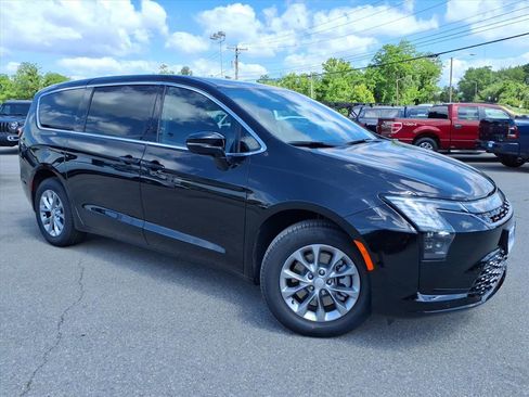 New 2027 Chrysler Pacifica Select AWD/4WD image 2