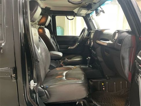 Used 2015 Jeep Wrangler Unlimited Rubicon w/ Connectivity Group image 22
