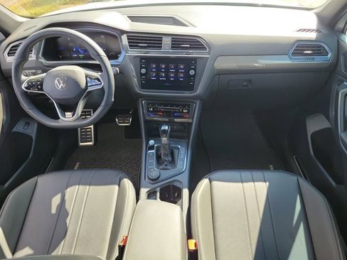 Used 2024 Volkswagen Tiguan SE R-Line image 2