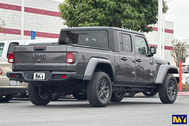 Used 2024 Jeep Gladiator Sport AWD/4WD image 4