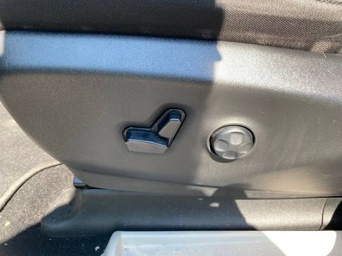 Used 2020 Chrysler Voyager LX FWD image 15