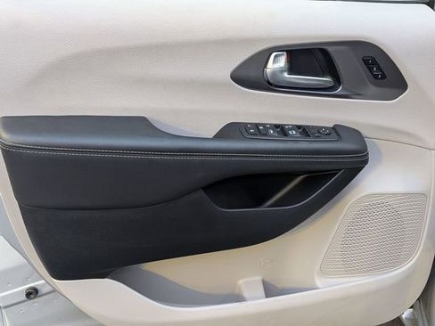 Used 2024 Chrysler Pacifica Touring-L image 14