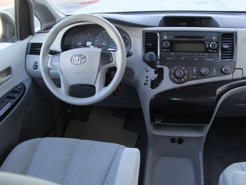 Used 2014 Toyota Sienna L image 9