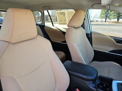 Used 2022 Toyota RAV4 LE image 12