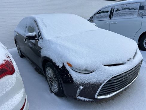 Used 2018 Toyota Avalon image 3