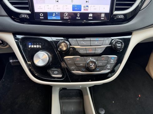 Used 2024 Chrysler Pacifica Touring-L image 23