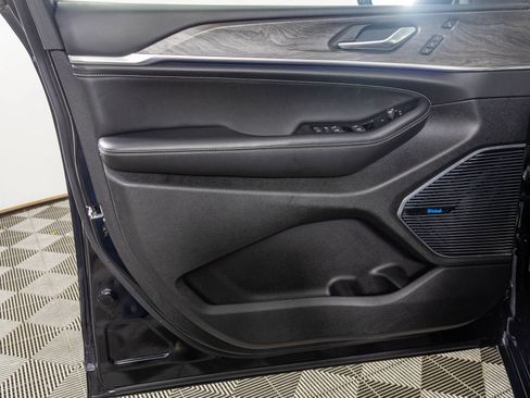 Used 2024 Jeep Grand Cherokee Overland w/ Luxury Tech Group IV image 39