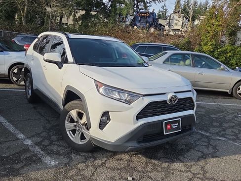 Used 2021 Toyota RAV4 XLE image 3