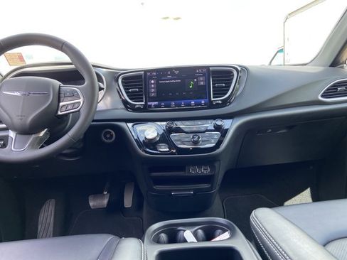 Used 2025 Chrysler Pacifica Select FWD image 15