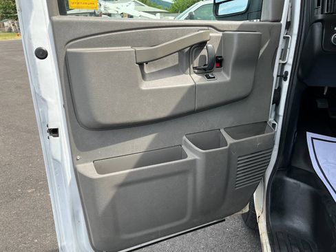 Used 2017 Chevrolet Express 2500 RWD image 9