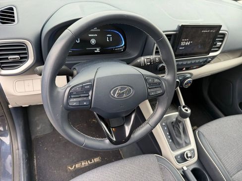 Used 2025 Hyundai Venue Limited FWD image 7
