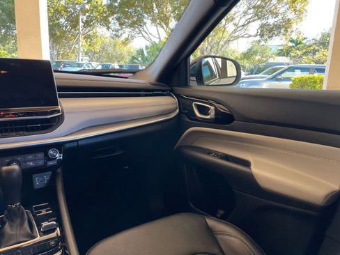 Used 2025 Jeep Compass Limited image 29