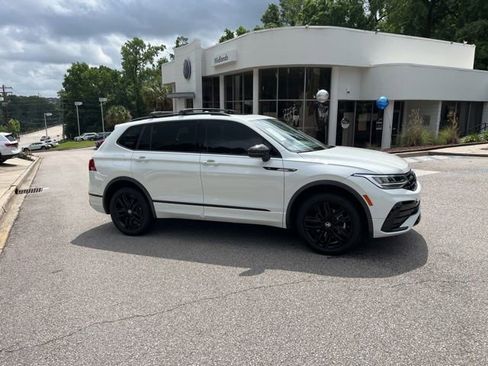 Used 2022 Volkswagen Tiguan SE R-Line AWD/4WD image 2