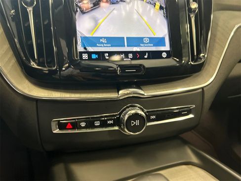 Certified 2025 Volvo XC60 B5 Plus image 17