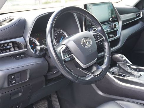 Used 2022 Toyota Highlander XLE image 30