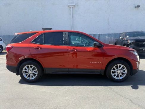 Used 2020 Chevrolet Equinox LS w/ LS Convenience Package AWD/4WD image 2