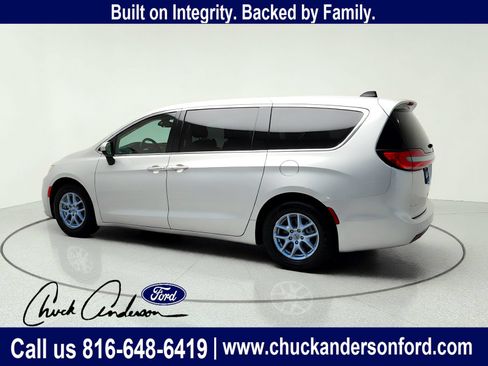 Used 2023 Chrysler Pacifica Touring-L FWD image 5