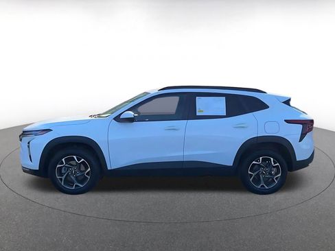 Used 2025 Chevrolet Trax LT w/ LT Convenience Package image 10