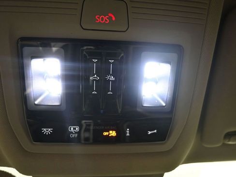 Used 2025 Volkswagen Atlas Peak Edition SE AWD/4WD image 18