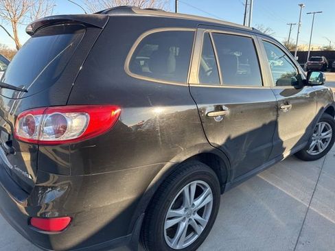 Used 2011 Hyundai Santa Fe SE image 3
