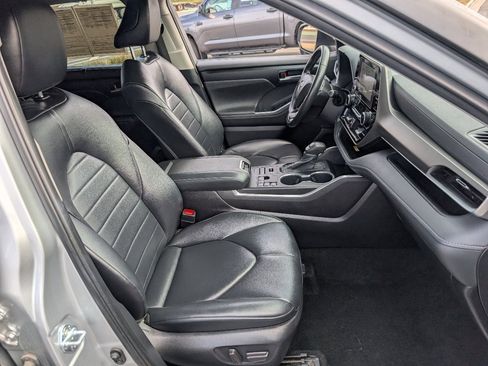 Used 2024 Toyota Highlander XLE AWD/4WD image 9