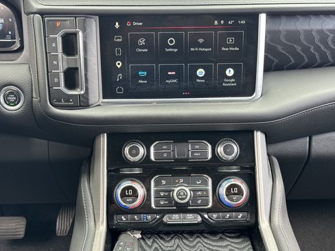 Used 2024 GMC Yukon Denali w/ Advanced Technology Package AWD/4WD image 17