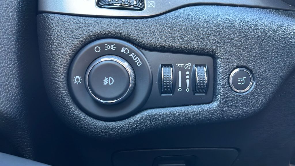 Used 2019 Jeep Cherokee Latitude Plus w/ Comfort/Convenience Group FWD image 29