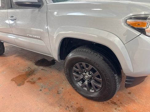 Used 2020 Toyota Tacoma SR5 AWD/4WD image 9