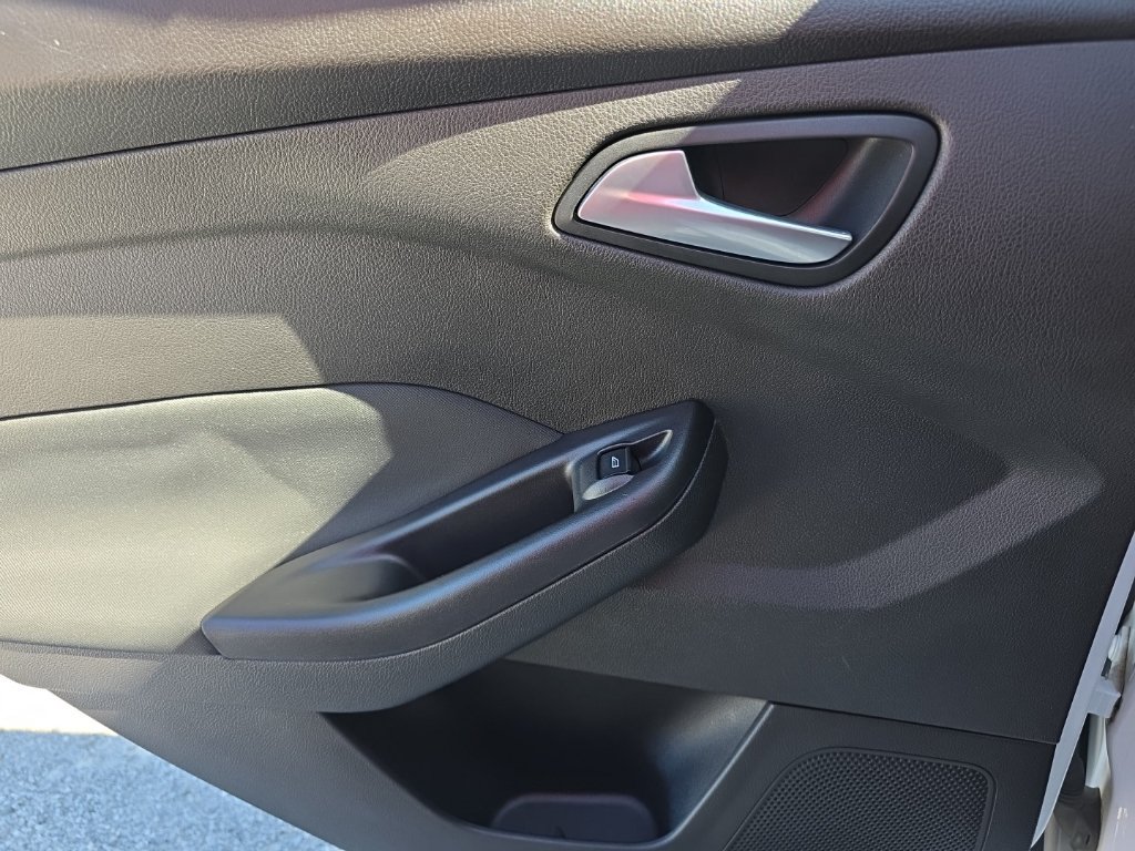 Used 2015 Ford Focus SE w/ Equipment Group 201A FWD image 18