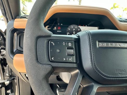 Used 2024 Land Rover Defender 110 V8 AWD/4WD image 32