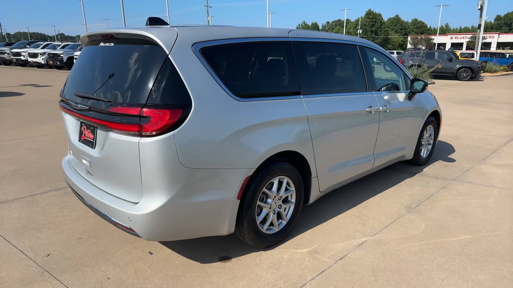 Used 2024 Chrysler Pacifica Touring-L FWD image 9