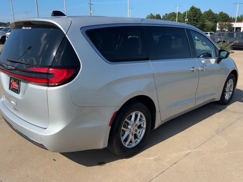 Used 2024 Chrysler Pacifica Touring-L FWD image 9